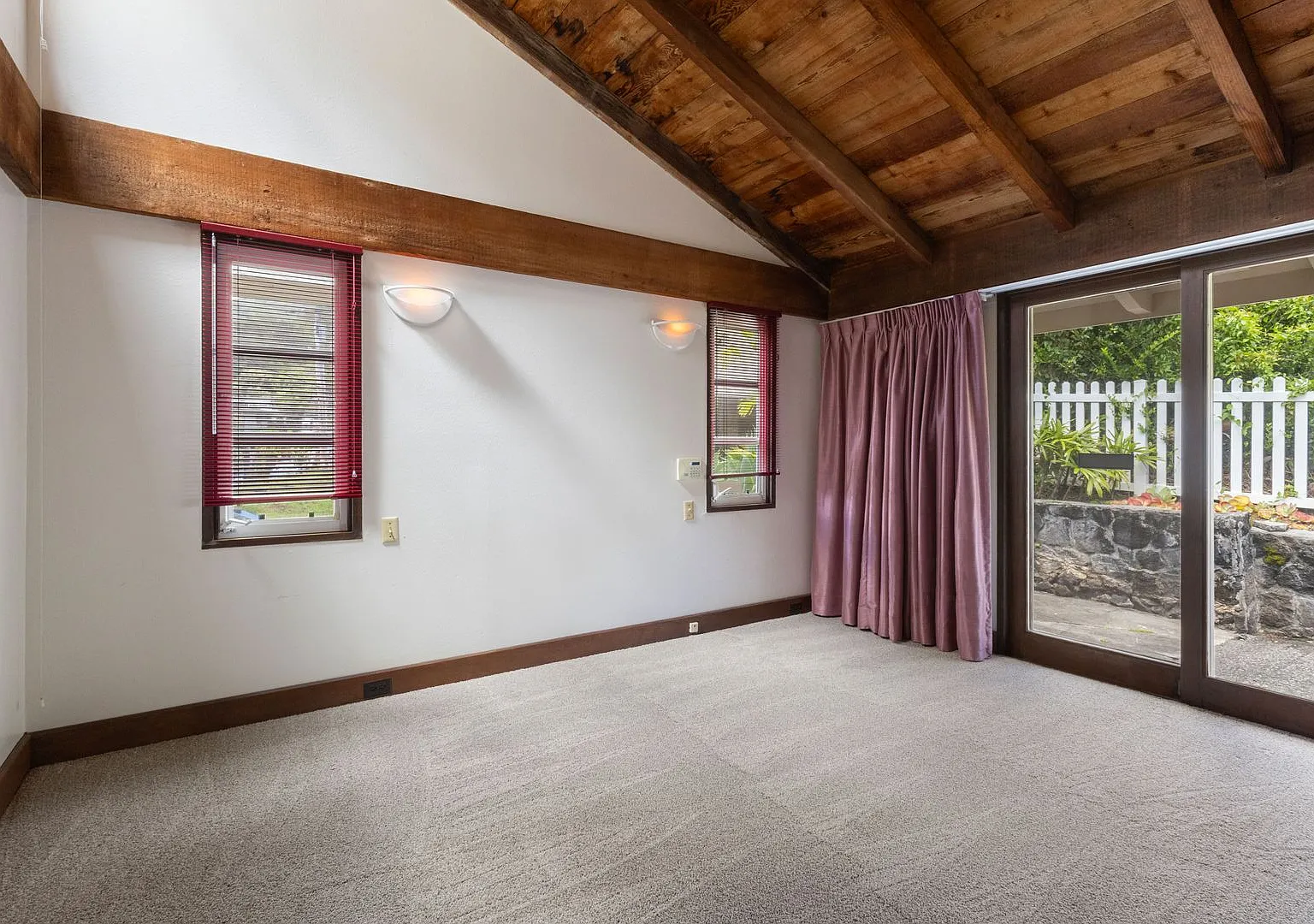 Charming Home in Manoa Spacious & Peaceful Living — Photo 4