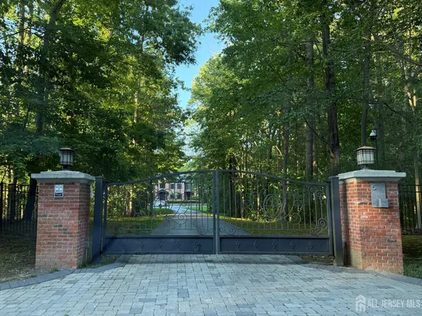 5 Northwind Ct, Monroe Township, NJ 08831