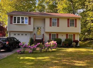 65 Winterberry Rd, Saunderstown, RI 02874