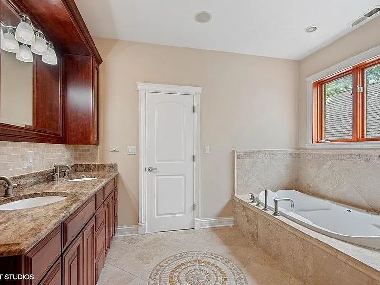 1560 Florence Ave — Photo 11