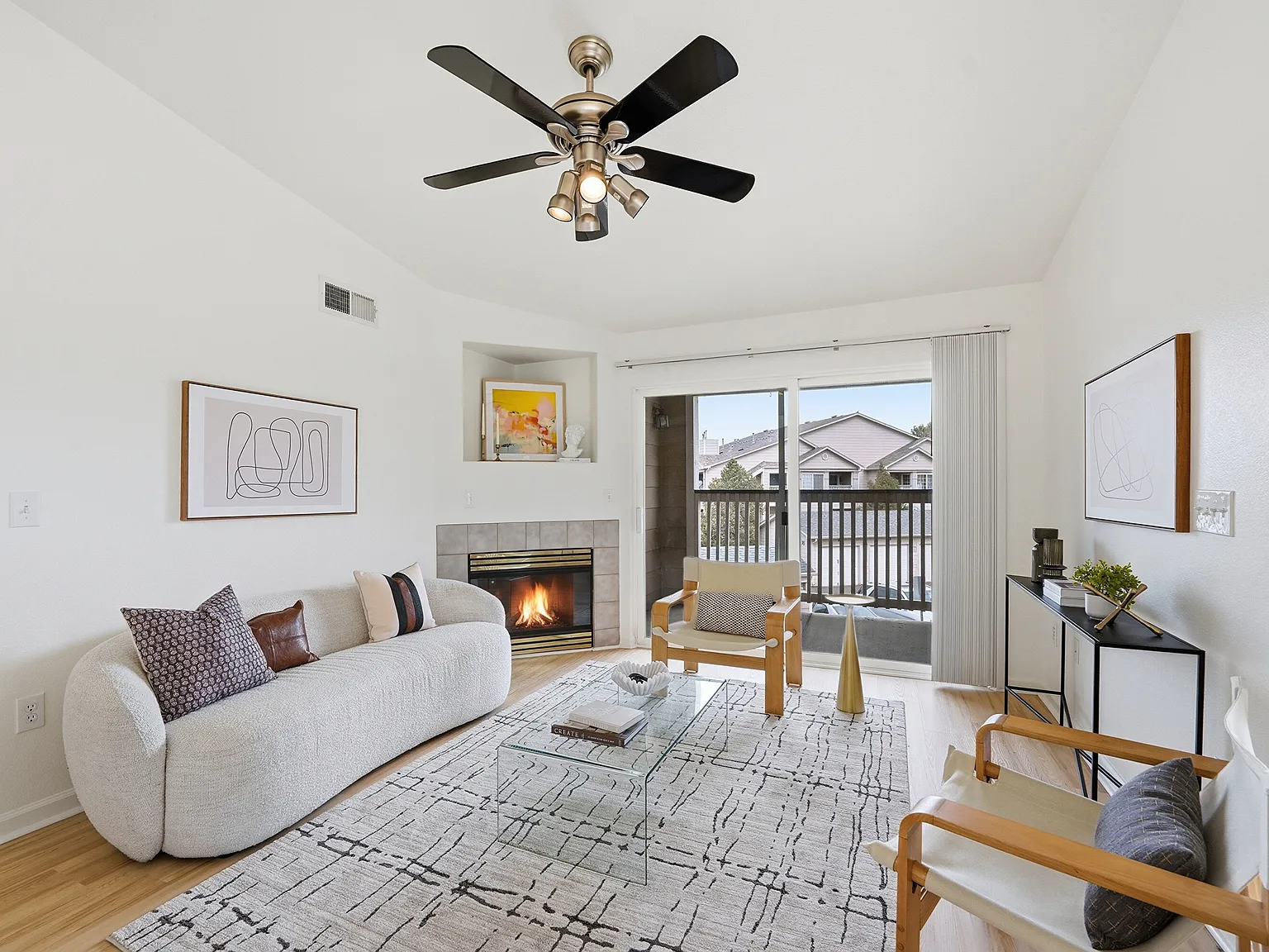 2 bed, 1025 sqft, $2,085 — Photo 4