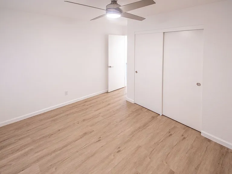 Oak Park Village Apartments — Photo 20