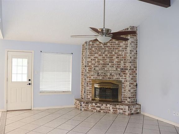 2nd image of 2517 Henderson Ln