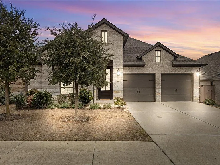 557 Jefferson Dr — Photo 1