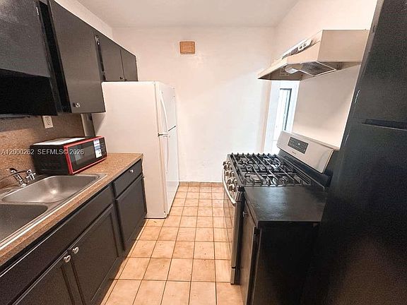 5th image of 3913 SW 28th St