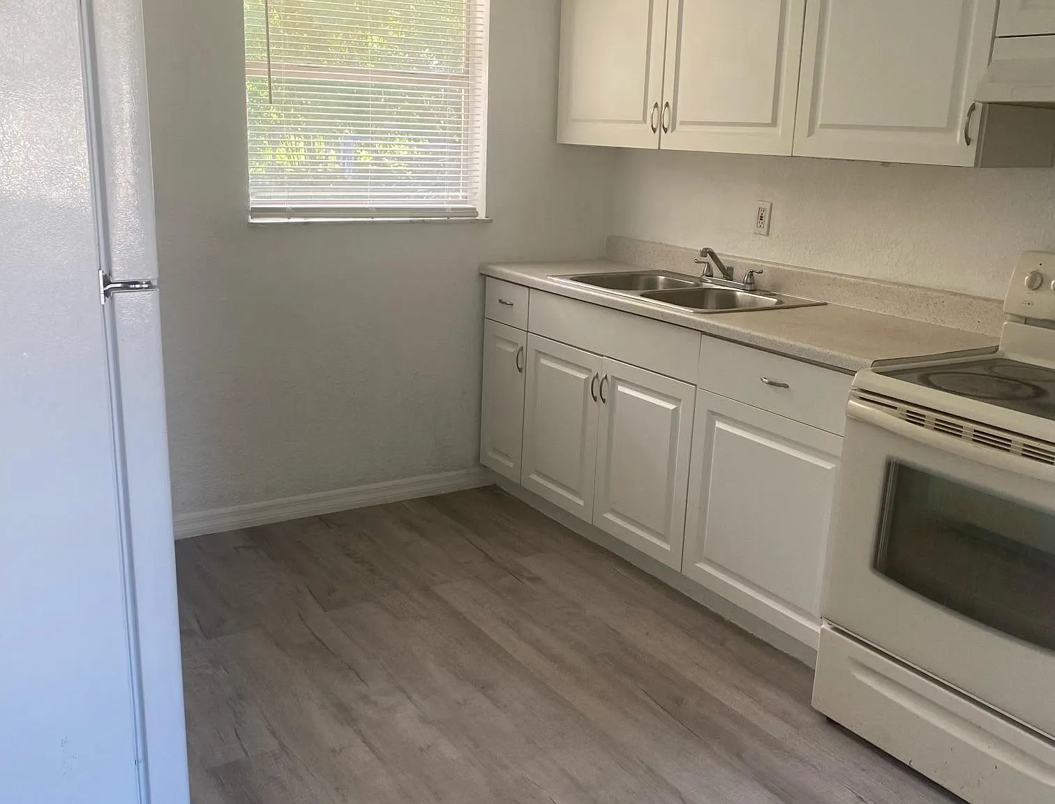 1212 Nobles Ter — Photo 1