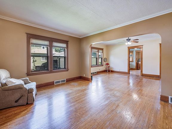 4th image of 315 W 6th St