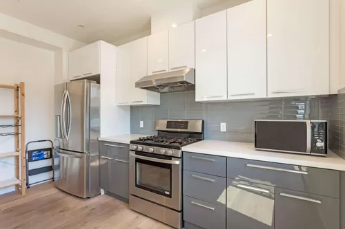 Level 2 -- Kitchen with stainless steel appliances and gas oven - 4132 3rd St #6