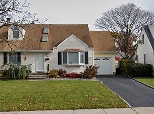 109 Planfield Rd, Albertson, NY 11507