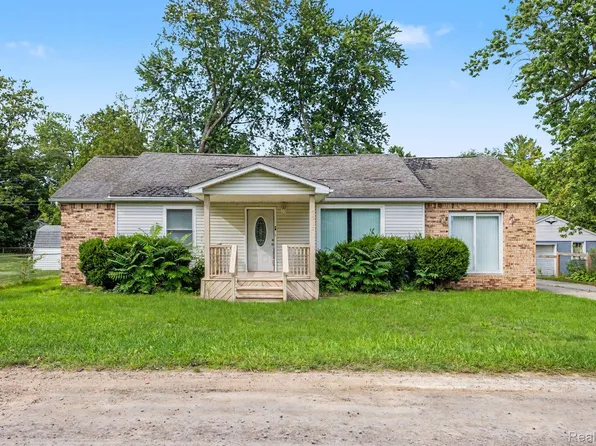 7313 Oak Rd, Lexington, MI 48450