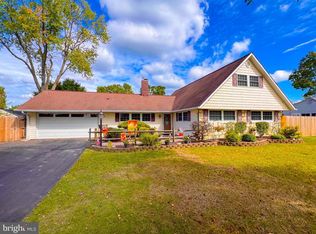 32 Smoketree Rd, Levittown, PA 19056