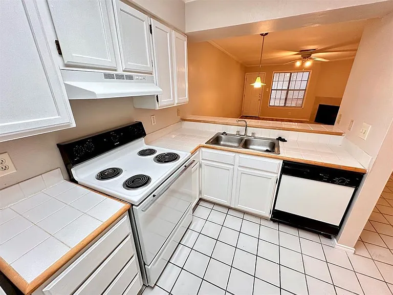 2215 Post Rd #1010 — Photo 8