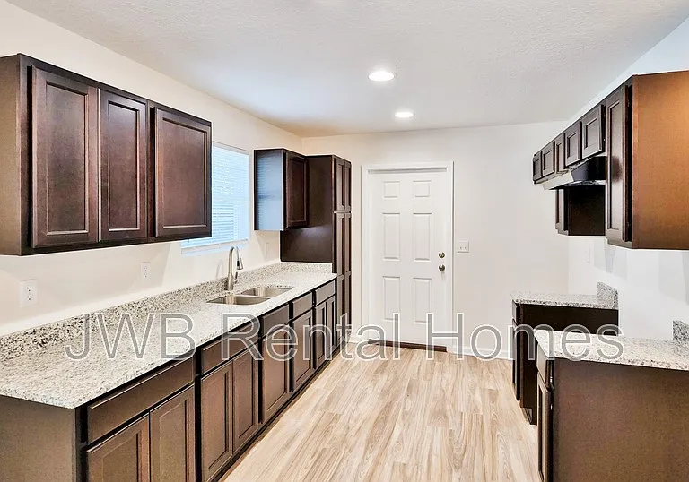 2091 Woodside St — Photo 2
