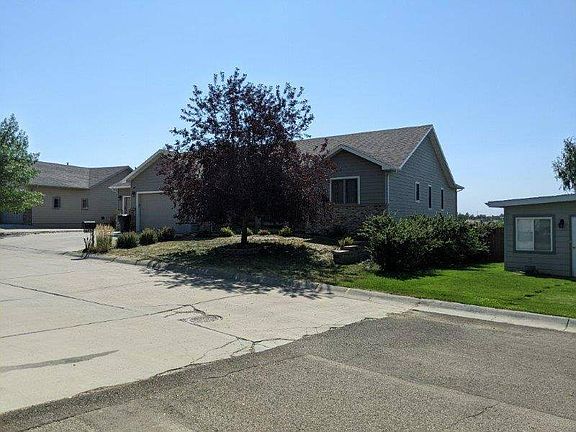4th image of 32 Rose Ct