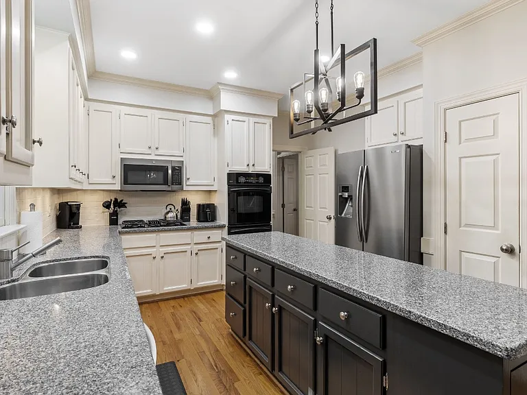 5008 Wood Valley Dr — Photo 10