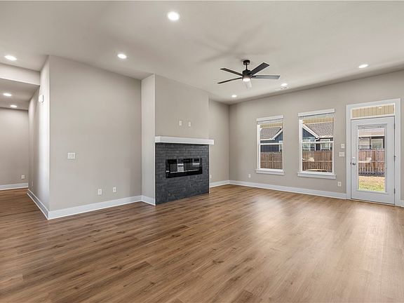 5th image of 825 Mueller Way