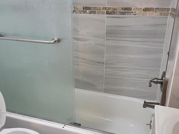 4th image of 736 Windsor St