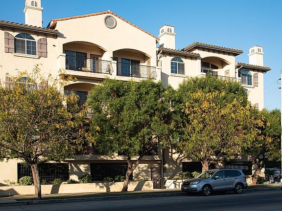 2nd image of 4805 Bellflower Ave Unit 302