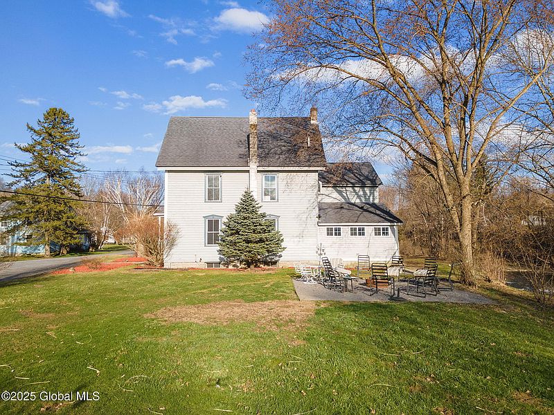 4th image of 642 Barnerville Road