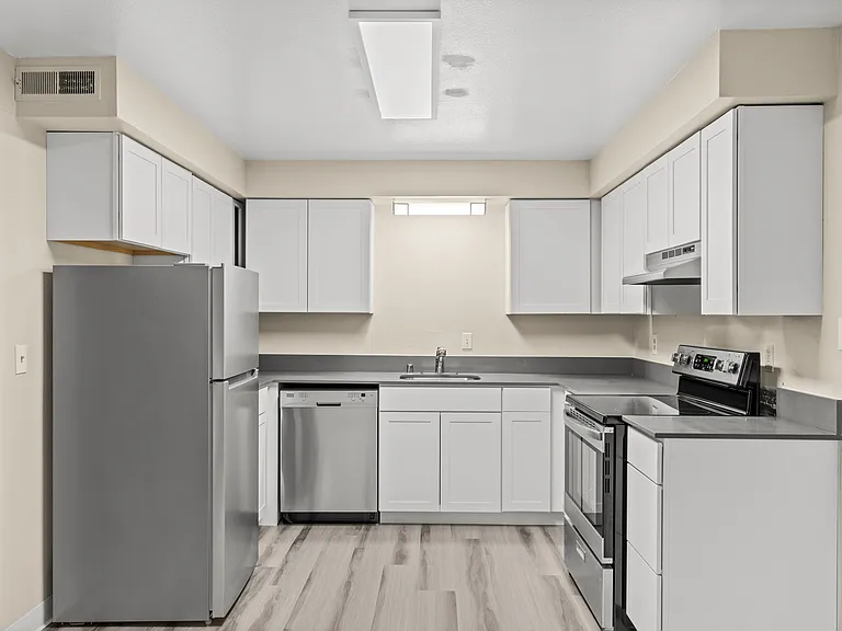 Creekside Apartments — Photo 11