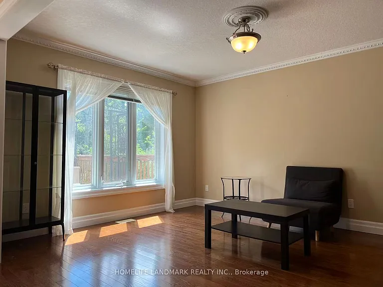 579 Violet St — Photo 2