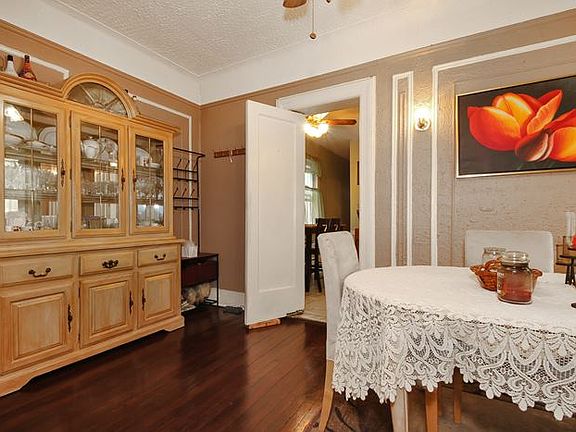 4th image of 25-70 34th St