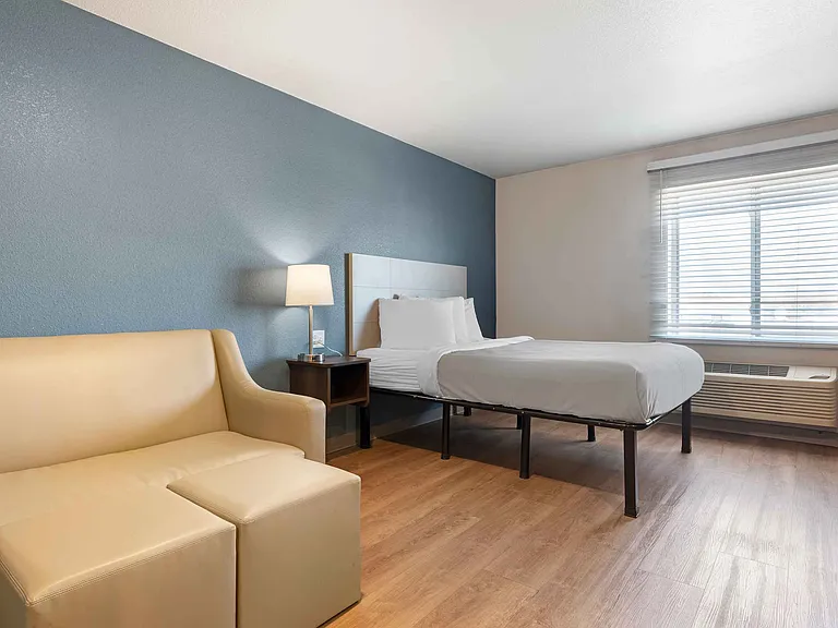 Deluxe Studio - 1 Queen Bed