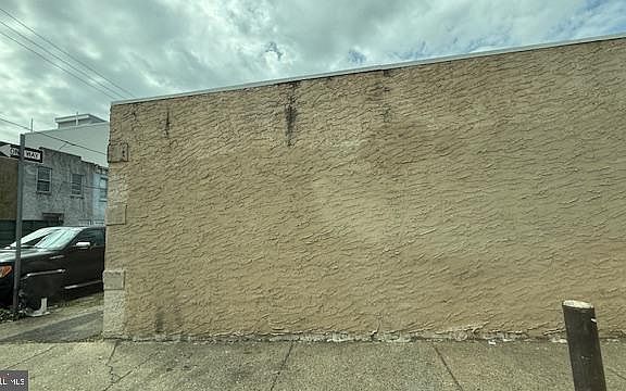 2nd image of 1854 E Oakdale St