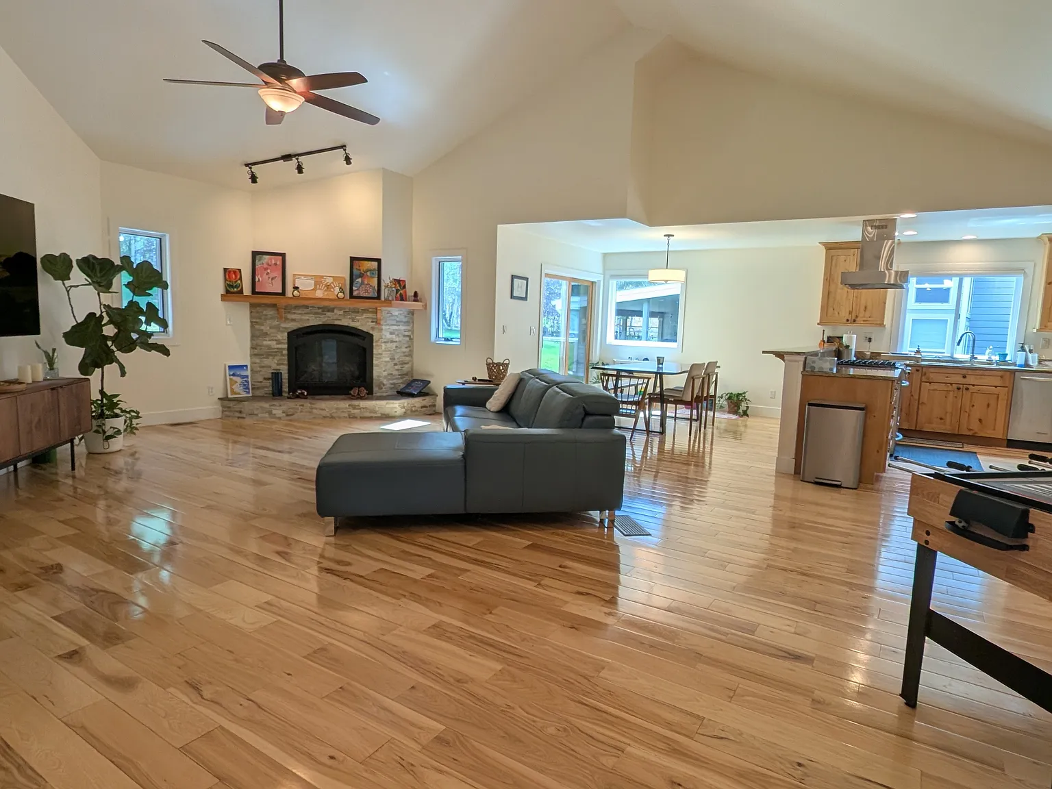 4 bed, 2436 sqft, $6,300 — Photo 4