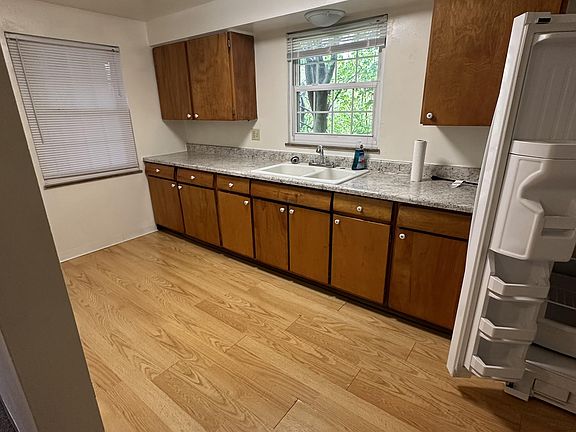 3rd image of 2245 Cherry Ave #1/2