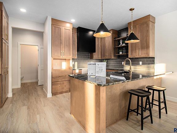 4th image of 104 N Bryggen Pl