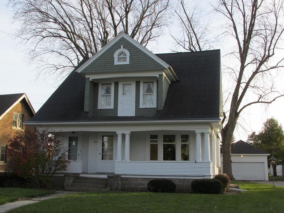1st image of 823 Center Ave