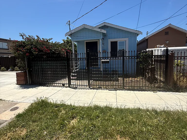 D St — Photo 1