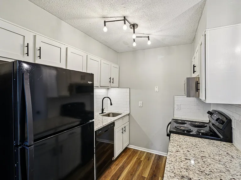 The Onyx Hoover Apartments — Photo 22