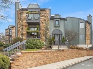 28 Trafalgar Ct, Washington Twp., NJ 07840