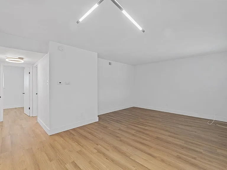 CrestHaus Apartments — Photo 30