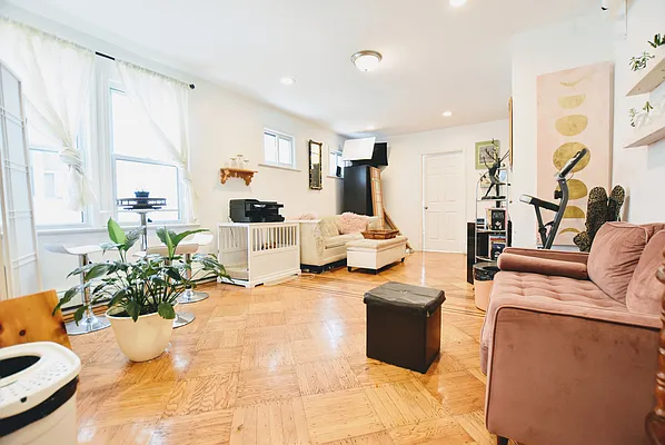 Rented by Dakis Group LLC | media 4