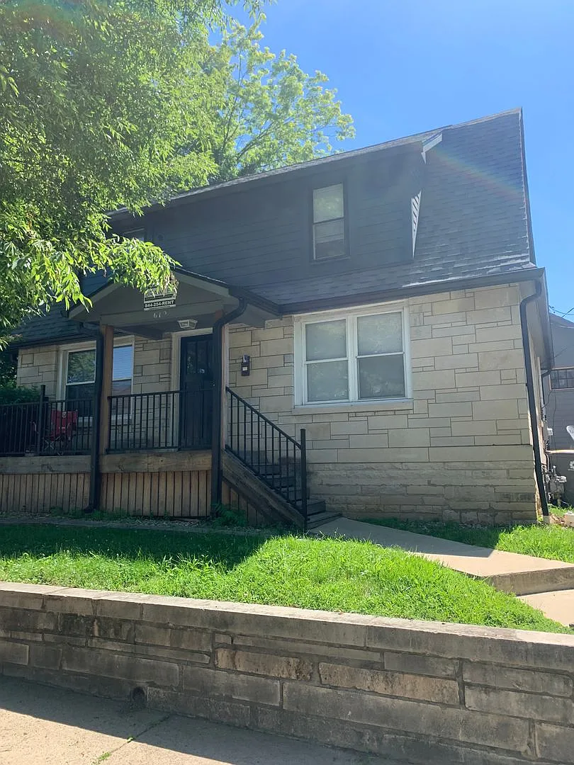 Available August 2028 Large 5 Bed 3.5 Bath House Downtown — Photo 1