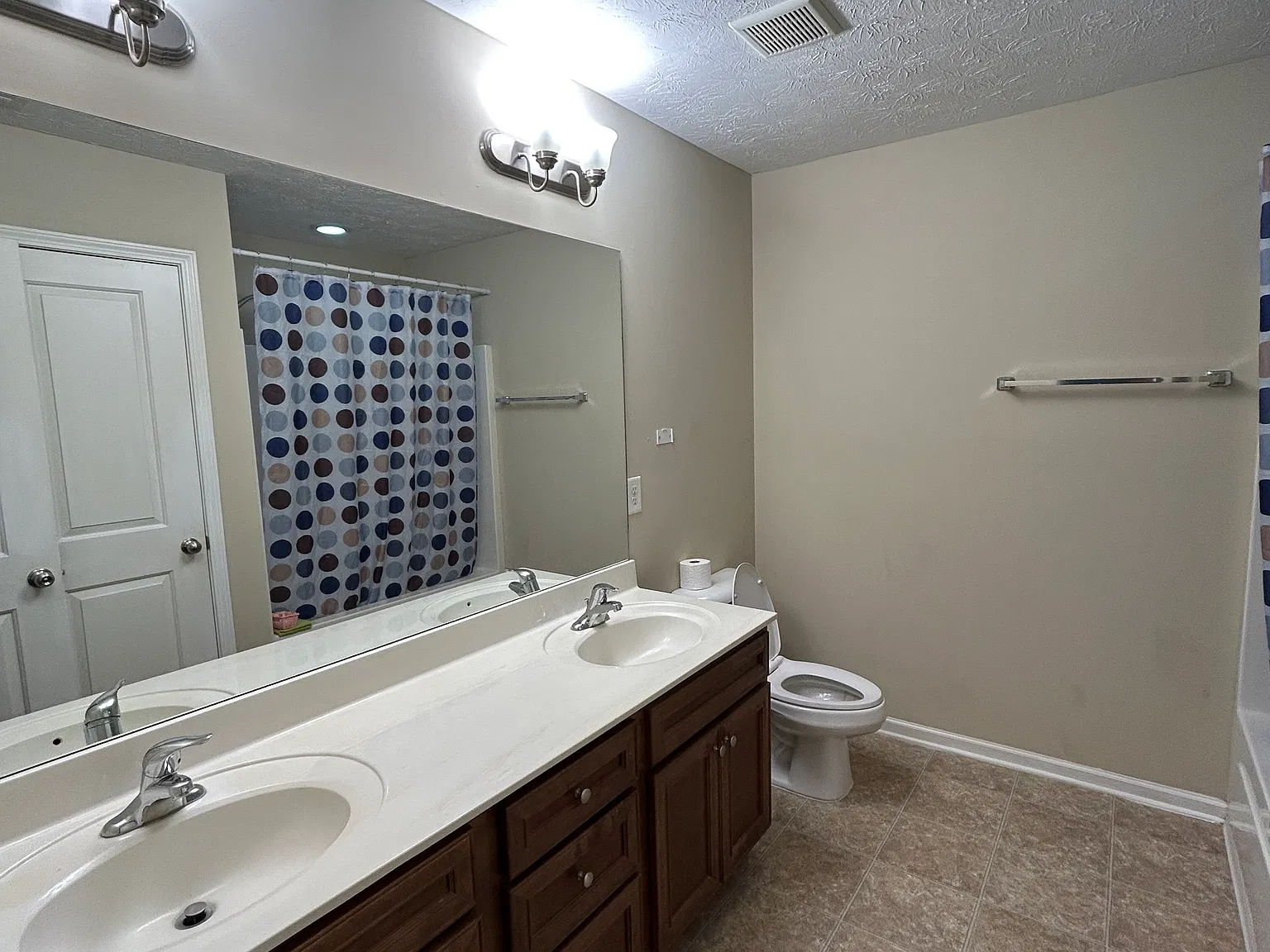 4 bed, 2464 sqft, $2,400 — Photo 4