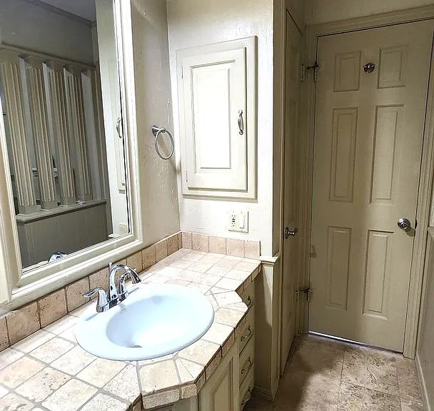 7900 Lakehurst Dr — Photo 20