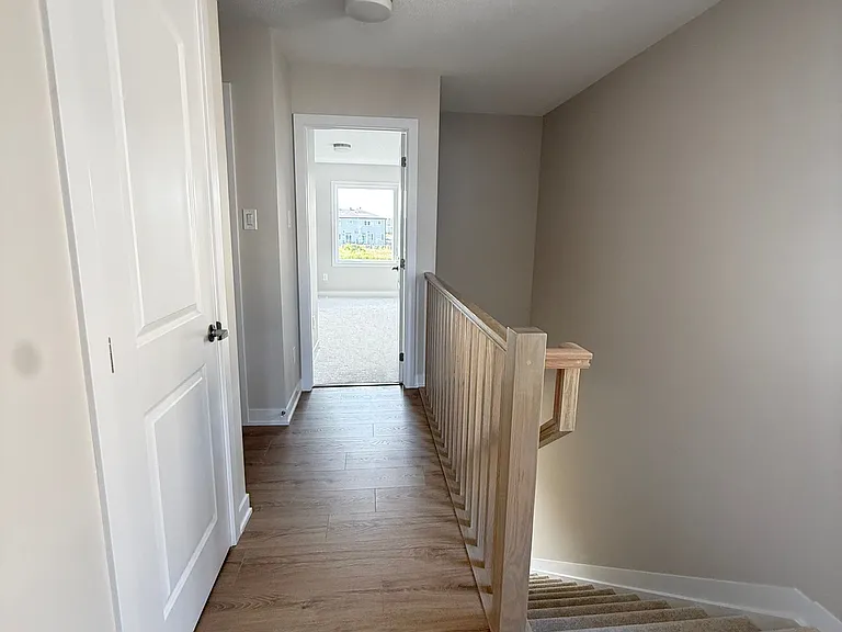 286 Les Emmerson Dr S — Photo 13