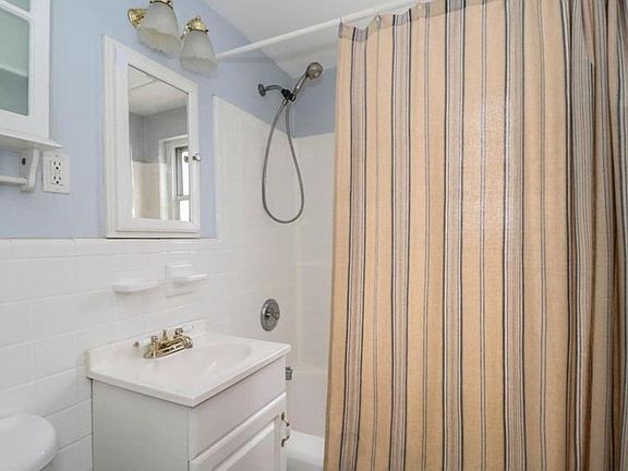 3rd image of 166 Newman St #Townhouse