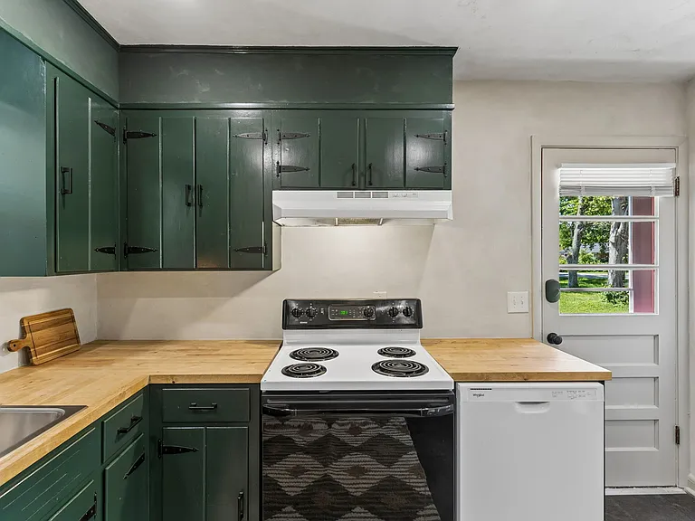 907 Westchester Dr — Photo 9