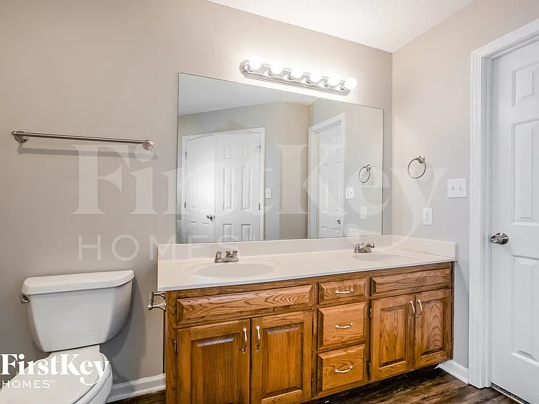 1049 NE Queens Cir — Photo 9