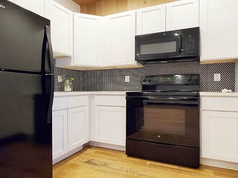 172 Suydam St #3L — Photo 8