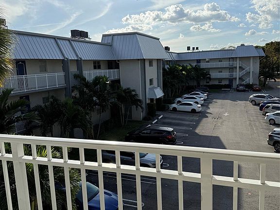 4th image of 2960 Riverside Drive #312