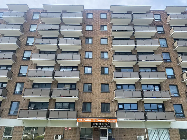 370 Forest St — Photo 2