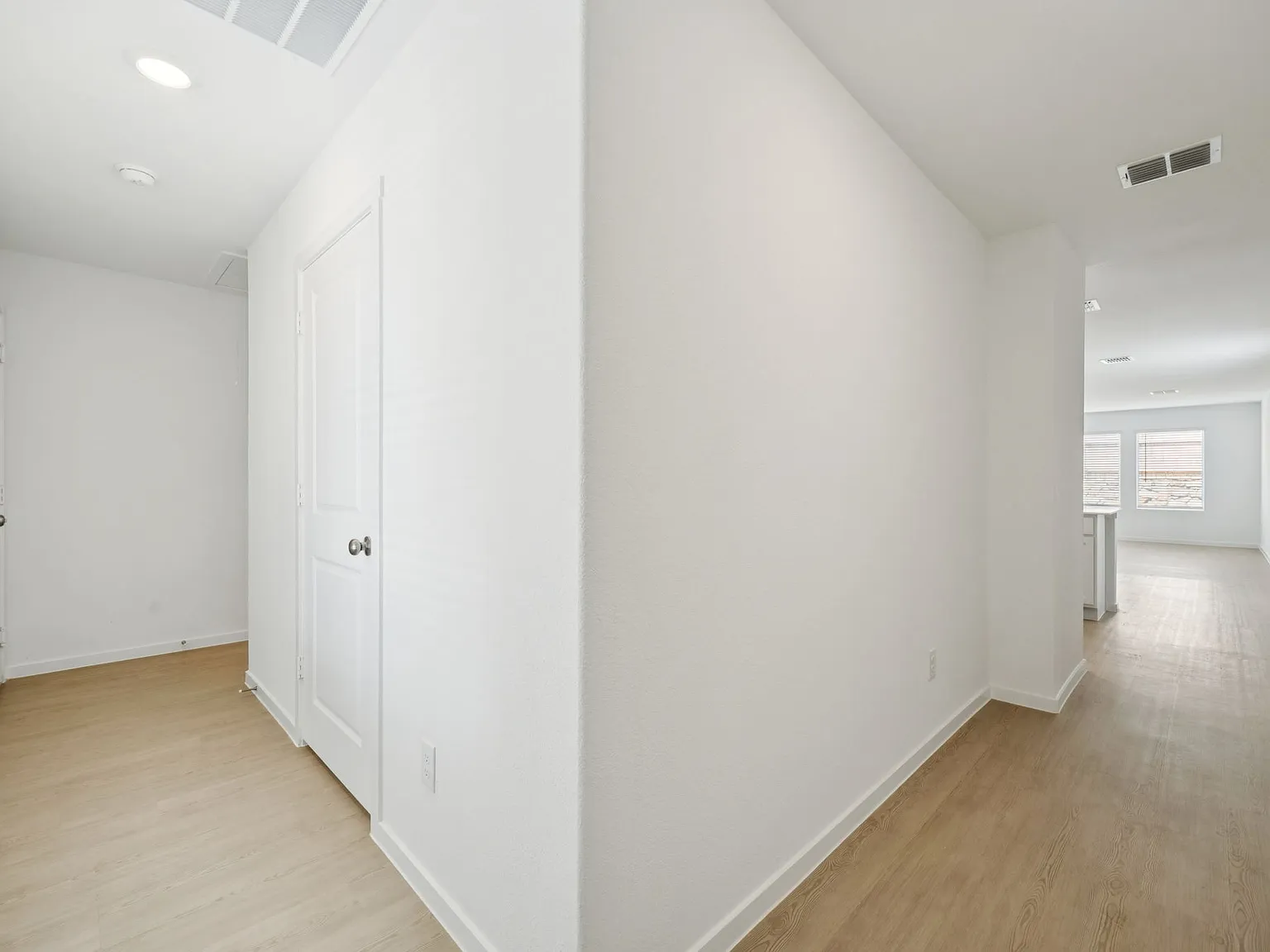 3 bed, 1402 sqft, $2,000 — Photo 3
