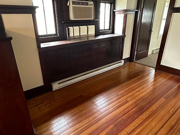 3rd image of 912 Pratt St