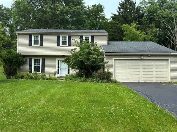 23 Blackwatch Trl, Fairport, NY 14450